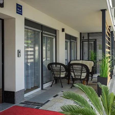 Crostar Apartment *